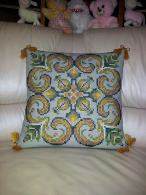Фото вышивки крестом подушки 'орнамент Уточи', вышитой по схеме, созданной программой 'Бисер и мулине с MyJane'.